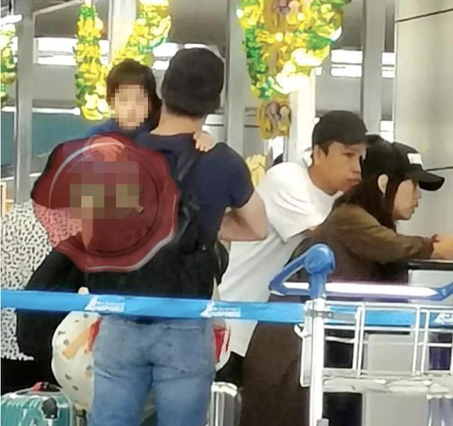 霍建华带女儿现身机场，小海豚首曝光，外形像极了林心如小时候