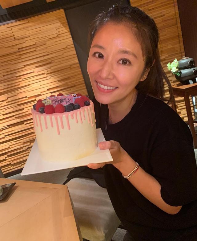 霍建华带女儿现身机场，小海豚首曝光，外形像极了林心如小时候