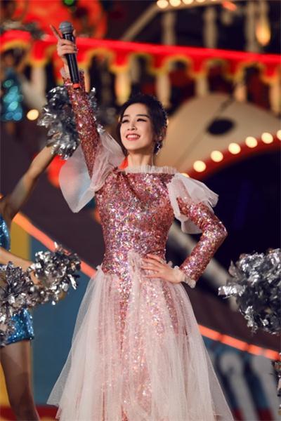 黄圣依小红书晒本命年萌猪装备，时尚喜庆获追捧!
