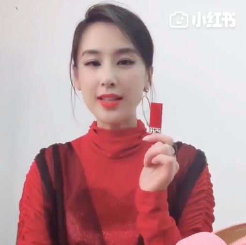 黄圣依小红书晒本命年萌猪装备，时尚喜庆获追捧!