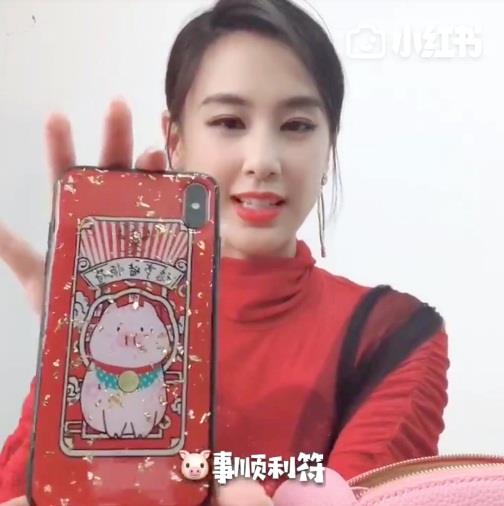 黄圣依小红书晒本命年萌猪装备，时尚喜庆获追捧!