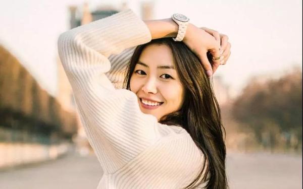 如何应对女友与服务员的争吵？