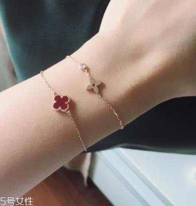 手链和脚链能同时带吗？手链和脚链的佩戴讲究