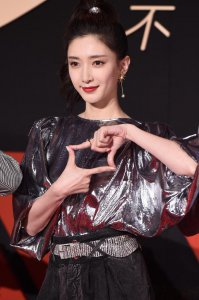 ​江疏影回应与佟丽娅番位争议:番位非演员界定标准