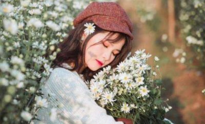 ​和妹子约会对方一直玩手机？教你如何机智应对她