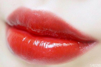 ​唇纹深适合哑光口红吗 唇纹深适合什么样的口红