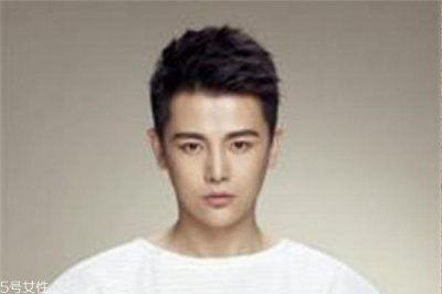 ​男生发量少适合什么发型 利落两边铲拯救形象