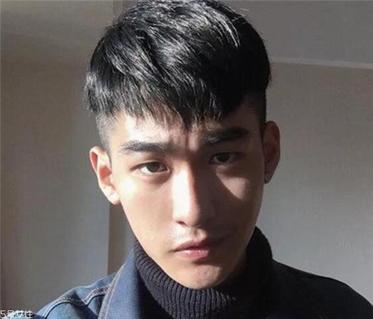 男生发量少适合什么发型 利落两边铲拯救形象