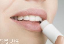润唇膏吃了会中毒吗？剂量小不会有事