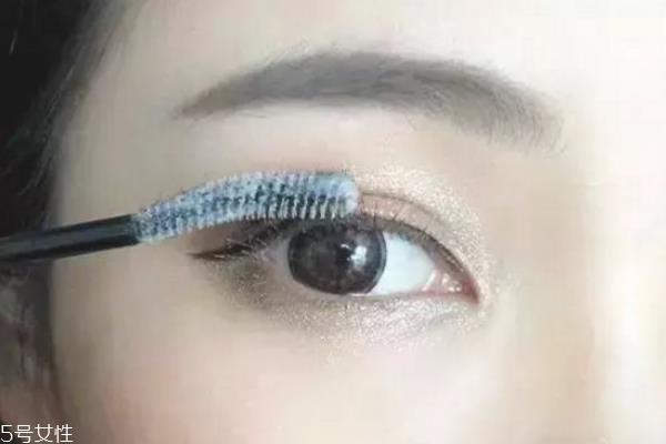 怎样画睫毛才会更卷翘 这样画睫毛好看