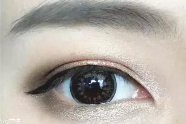 怎样画睫毛才会更卷翘 这样画睫毛好看