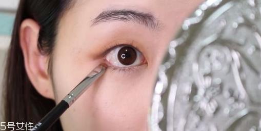 不画眼线只画眼影行吗 不画眼线的眼睛放大术