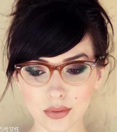 戴眼镜需要画卧蚕吗 戴眼镜化妆的具体步骤