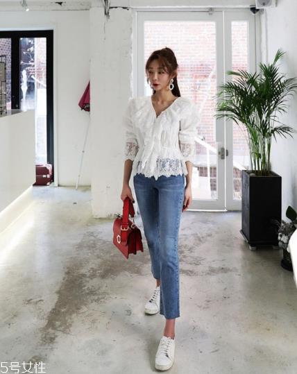 白色蕾丝上衣怎么搭配？女人味尽显