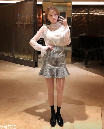 白色蕾丝上衣怎么搭配？女人味尽显