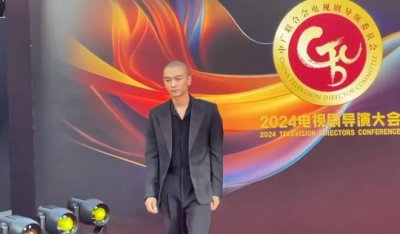 ​ 36岁陈晓近状曝光，光头形象走红毯引热议