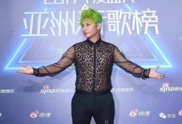 陈志朋机场再秀雷人造型，绿貂外套挂钩口罩气场大开！