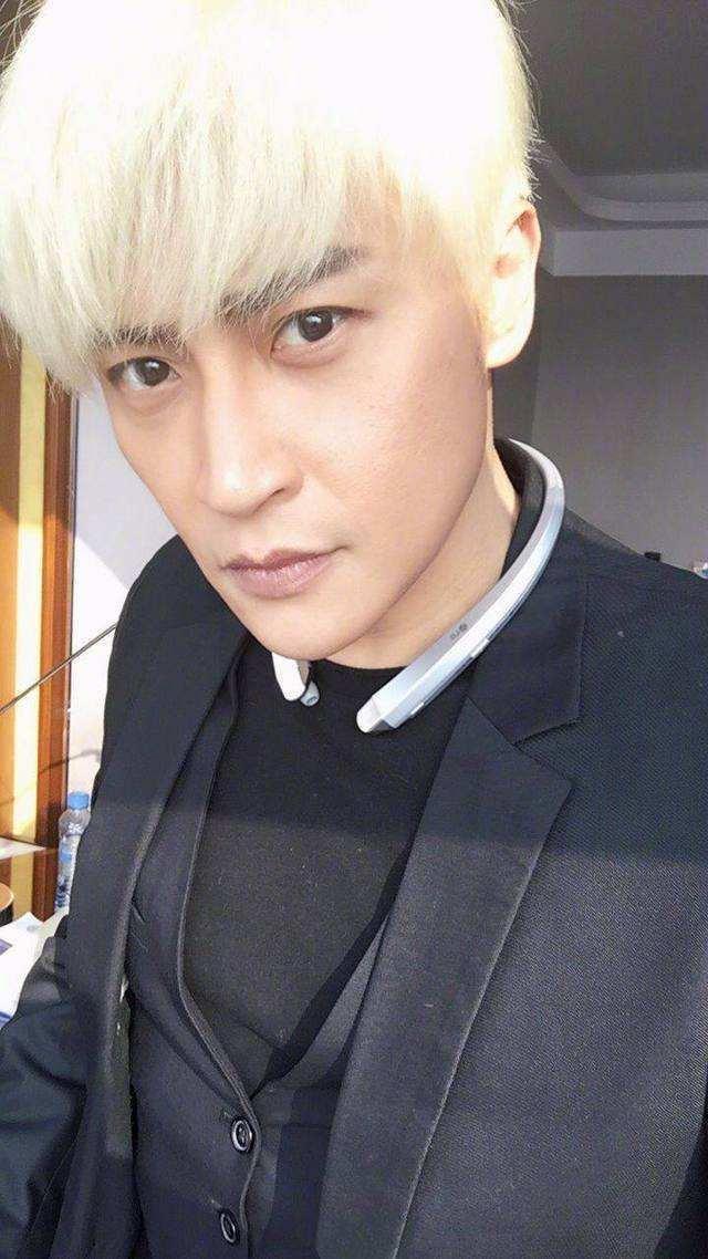 陈志朋机场再秀雷人造型，绿貂外套挂钩口罩气场大开！