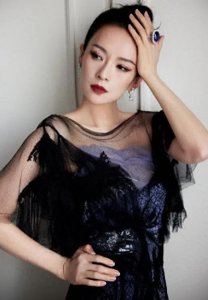 ​汪峰恋爱后接女儿放学帮背书包，醒醒瘦高像章子怡