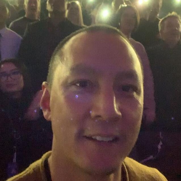 吴彦祖圆寸近照曝光，难逃岁月留下的痕迹，网友：看着像颗卤蛋