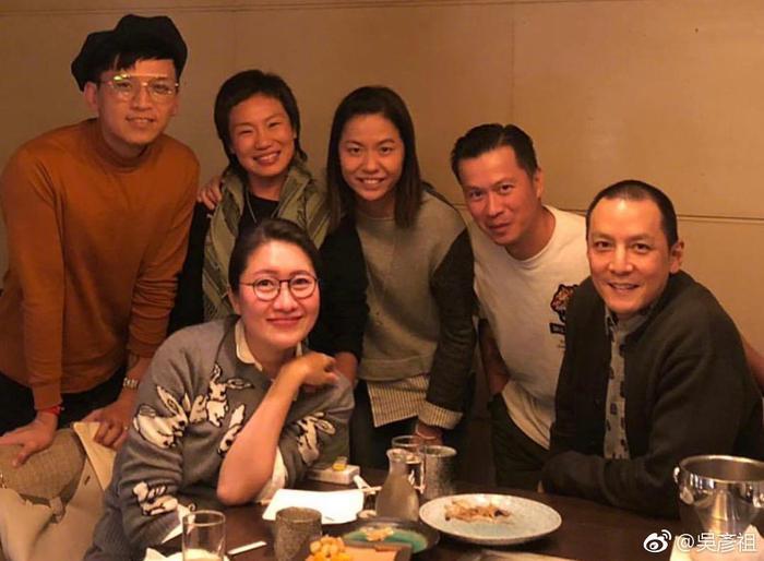 吴彦祖圆寸近照曝光，难逃岁月留下的痕迹，网友：看着像颗卤蛋