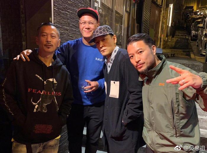 吴彦祖圆寸近照曝光，难逃岁月留下的痕迹，网友：看着像颗卤蛋