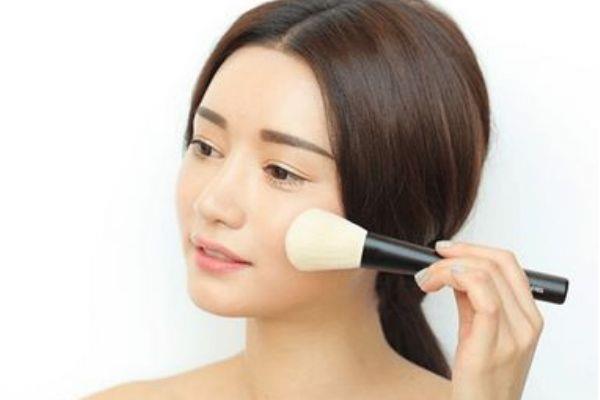 保湿蜜粉怎么使用 保湿蜜粉使用方法
