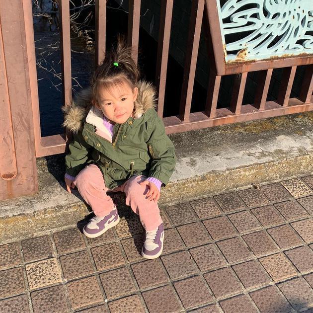 陈冠希晒女儿Alaia萌照 “小苹果”发型可爱十足