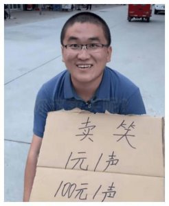 ​网红姜涛和团队吃散伙饭，桌上饭菜寒酸，鞠躬道歉后女助理落泪