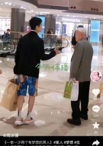 ​周冰倩携一家四口购物！白皙苗条似少女，引起网友热议