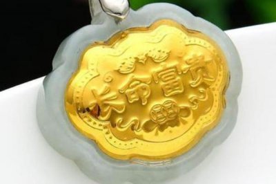 ​翡翠吊坠买种还是买色 翡翠吊坠有纹裂正常吗
