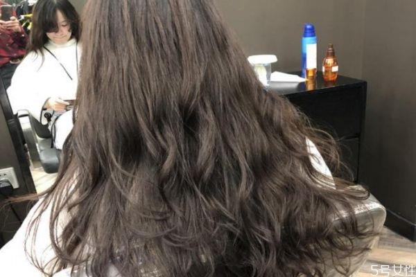 如何让烫卷头发变回原样 烫完的头发可以软化回去吗