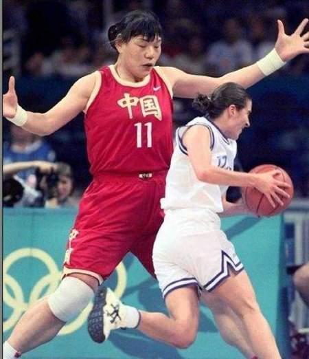 女巨人身高2米06，与2米10初恋分手后嫁47岁富商，至今不敢怀孕