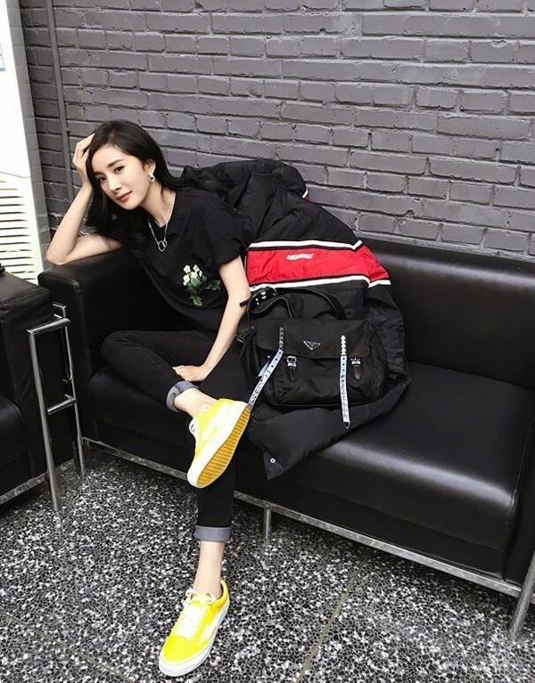 明星都在撞衫，杨幂陈伟霆同款羽绒服她们也在穿！