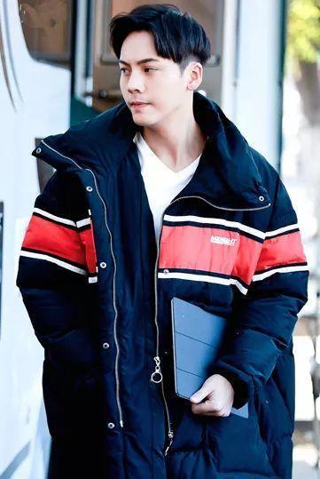 明星都在撞衫，杨幂陈伟霆同款羽绒服她们也在穿！
