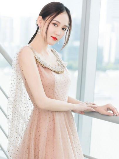 陈乔恩为双腿红疹担忧，自称一回台湾就会过敏，在大陆拍戏都没事