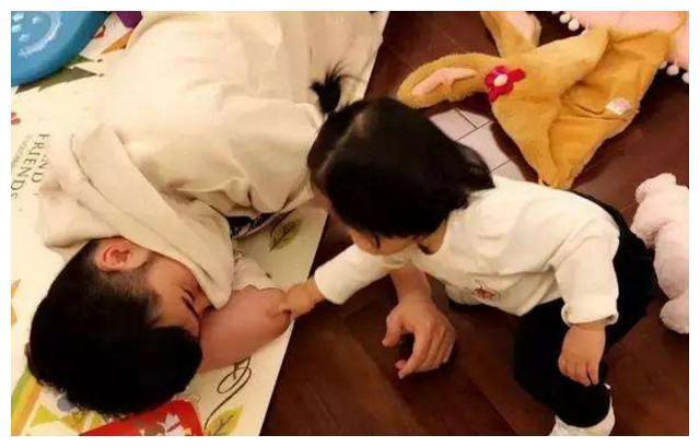 陈赫女儿安安化身“曾小贤”，假装直播萌翻众人，网友：天赋很高