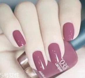 手黑适合什么颜色指甲油 这6种一定要试试