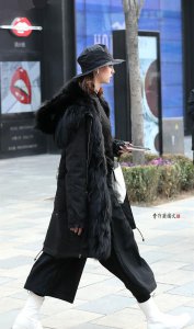 ​三里屯的黄金比例身材美女，大长腿、高身条、小脸型，还擅长穿搭
