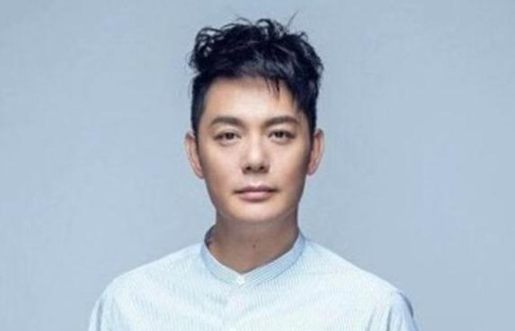 妻子用21年将其捧红，红后却移情别恋，46岁为博新欢笑还不惜改名
