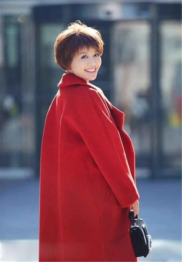 妻子用21年将其捧红，红后却移情别恋，46岁为博新欢笑还不惜改名