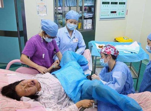 妻子难产疼得惨叫，产房外的丈夫却拒绝“无痛分娩”，是夫妻？