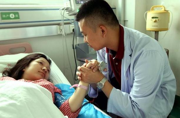 妻子难产疼得惨叫，产房外的丈夫却拒绝“无痛分娩”，是夫妻？