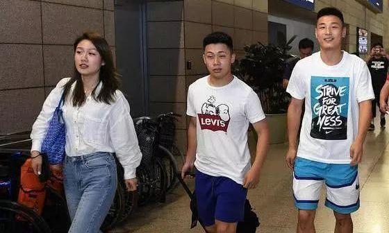 震惊！武磊与妻子“沦落”到挤地铁，贤惠妻子“撞脸”孙悦娇妻