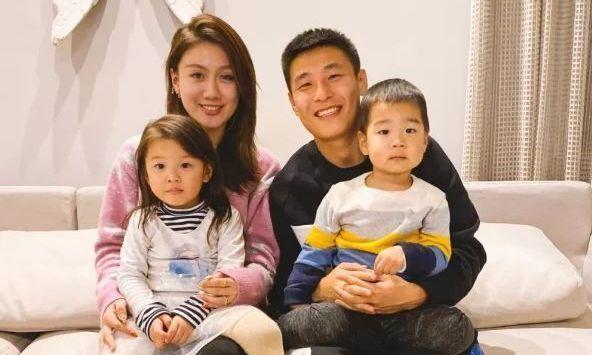 震惊！武磊与妻子“沦落”到挤地铁，贤惠妻子“撞脸”孙悦娇妻