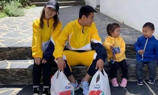 震惊！武磊与妻子“沦落”到挤地铁，贤惠妻子“撞脸”孙悦娇妻