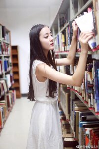 ​迪丽热巴一组清新校园写真，完美素颜，颜值简直逆天！