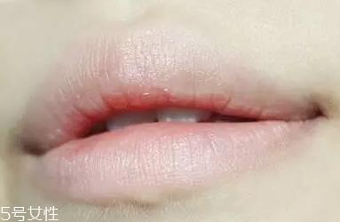 唇彩怎么涂好看？用下唇晕染上唇更好看
