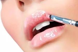 唇彩怎么涂好看？用下唇晕染上唇更好看