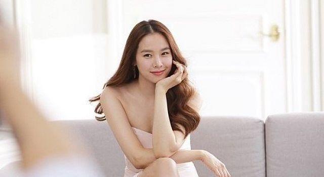 李东健爱妻最新写真曝光，37岁赵伦熙眉目含情，少女感十足